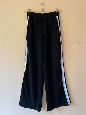 Black sports pants with white lace and elastic waist, like new, A-Style