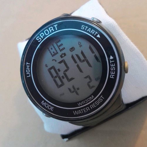 Digital battery watch used, dial diameter 4.6cm