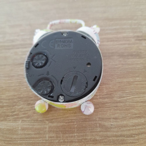 Small analog clock like new with battery