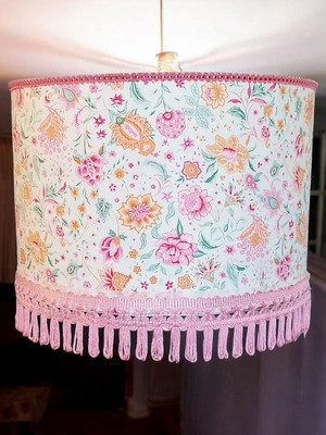 Romantic Touch ceiling light with floral lampshade