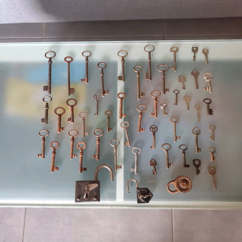 Lot of old keys and padlocks used