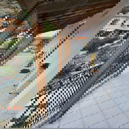 Επιπλωμένο διαμέρισμα 2ου ορόφου σε μονοκατοικία 100τμ στην Αρτέμιδα με θέα θάλασσα