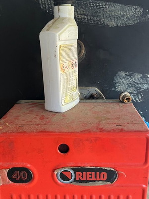 Riello 40 G5 oil burner used with boiler and accessories