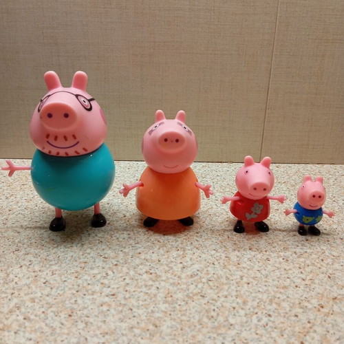 Peppa Pig family figures used with one missing hand