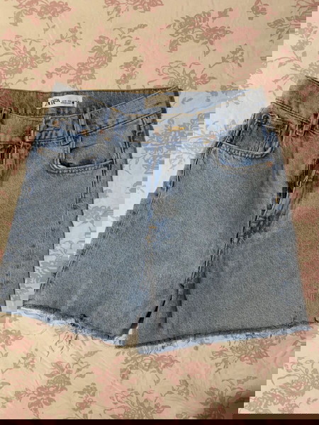 Zara  Jean sorts 90s style