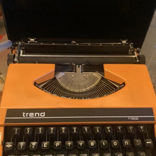 Trend T7200 typewriter like new, mechanical with Greek keyboard