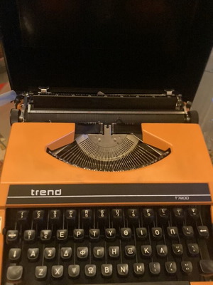 Trend T7200 typewriter like new, mechanical with Greek keyboard