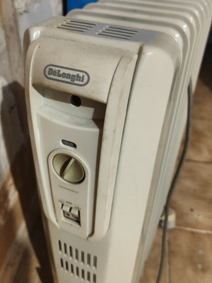 De Longhi Καλοριφέρ λαδιού σαν καινούργιο, ιδανικό για μπάνιο