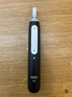 Oral-B iO Series 3 electric toothbrush used with pressure sensor