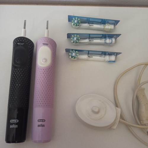 Oral B electric toothbrushes like new with three functions and three new heads