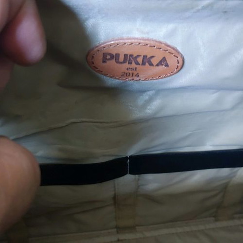 Pucca World Class δερμάτινη τσάντα χειρός με μεταλλικό στόμιο