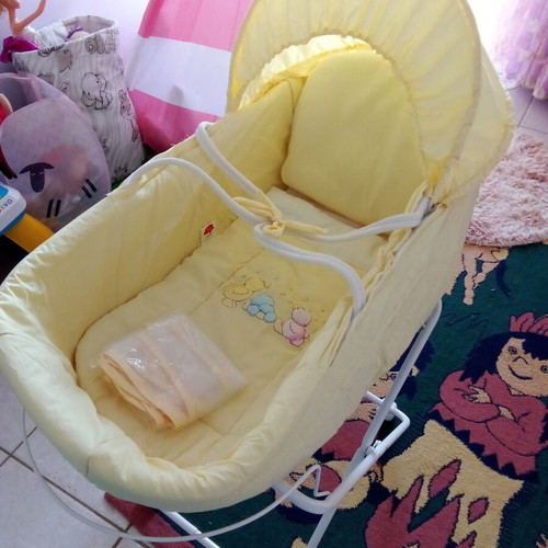 Motherbaby yellow bassinet like new with accessories and anatomical mattress