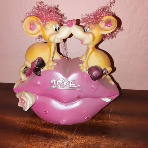 Piggy bank loving mice like new