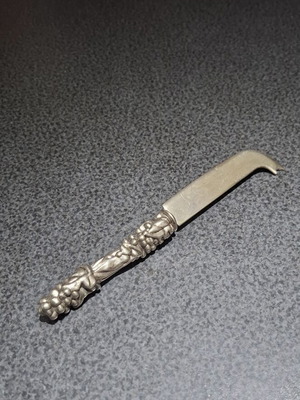 Vintage cheese knife 19.5cm with embossed grapevine handle like new
