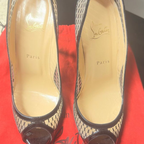 Christian Louboutin peep toe pumps size 40 like new, black