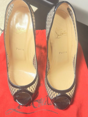 Christian Louboutin peep toe pumps size 40 like new, black