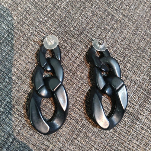 Black earrings like new