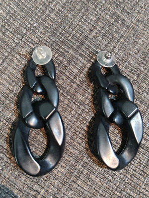 Black earrings like new