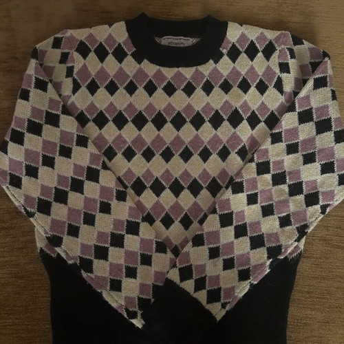 Attrattivo knitted sweater like new with diamond pattern