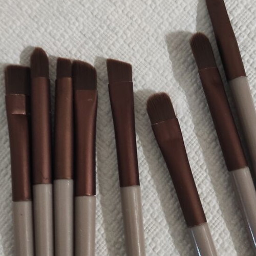 Makeup brush set with 8 new brushes and cream tube stand