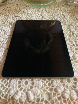 iPad Air 13" M3 128GB like new with case and screen protector