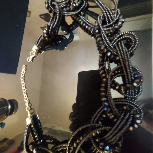 Necklace like new, black