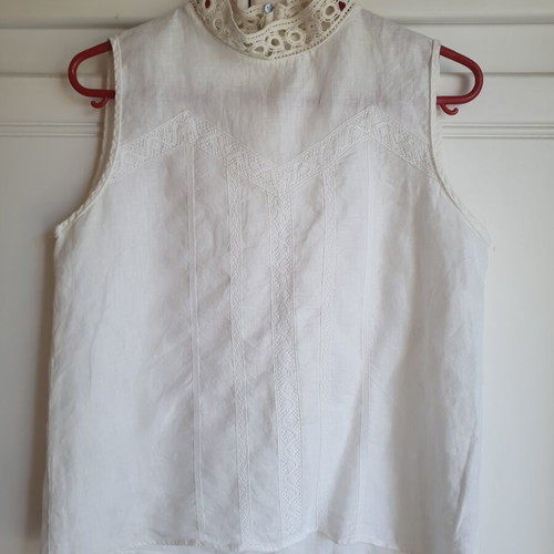 Zara medium blouse 100% linen like new with lace detail