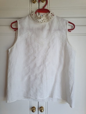 Zara medium blouse 100% linen like new with lace detail