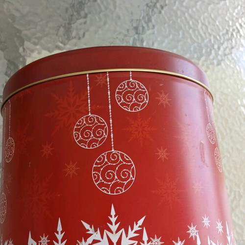 Collectible storage tin used for panettone, kourabiedes, cookies
