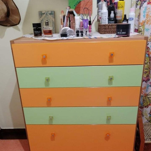 Large Modeco chest of drawers in very good condition