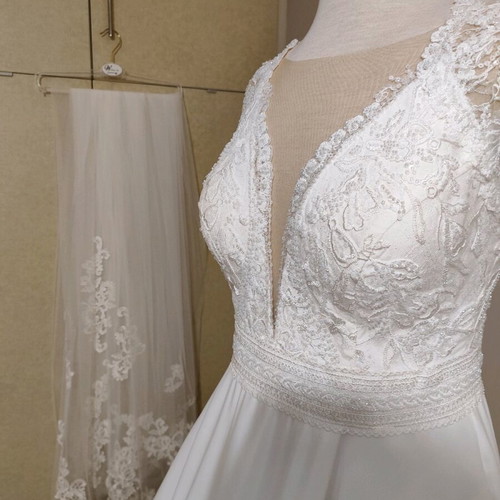 Angela Bianca wedding dress size M-L like new, white