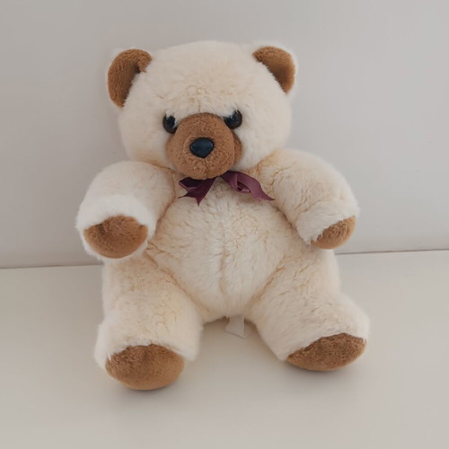 Plush teddy bear cream with brown details and bow