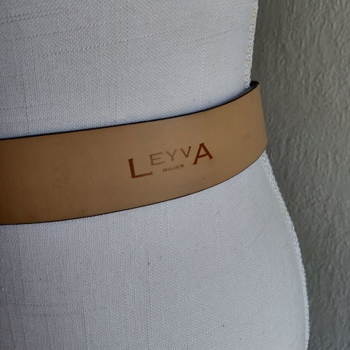 LEYVA Linea Mujer brown leather belt with silver buckle, size 80