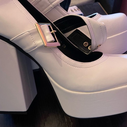 White pumps with thick heel size 39, synthetic leather, like new