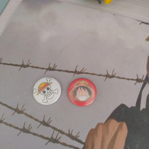 Anime One Piece pins like new, multicolored