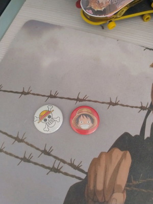 Anime One Piece pins like new, multicolored