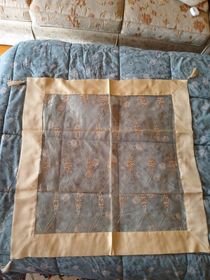 Tablecloth with 4 tassels like new, 81 cm by 81 cm