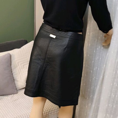 Lynne black leatherette skirt like new, size Large