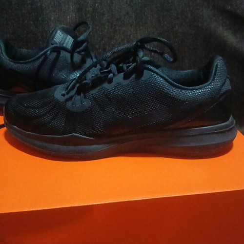 Nike women's athletic shoes size 39 like new, black
