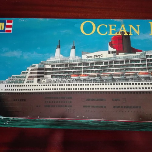 Revell model Queen Mary 2 scale 1:400 like new with paints and brushes