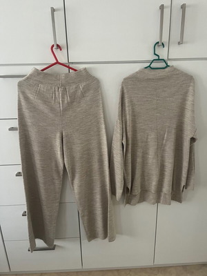 Knitted beige clothing set like new, one size, Ars