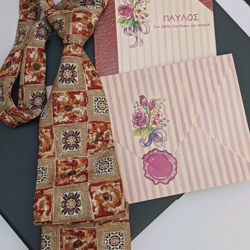 Tie like new with gift card-book