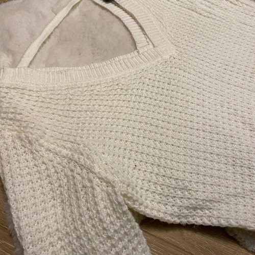 Forever 21 knitted sweater size M used, white with V-neck and back opening