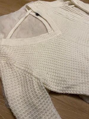 Forever 21 knitted sweater size M used, white with V-neck and back opening