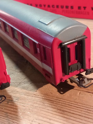 Jouef 2 passenger wagons code 8670, one new