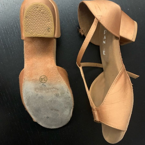Latin shoes size 34 like new, gold color