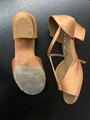 Latin shoes size 34 like new, gold color