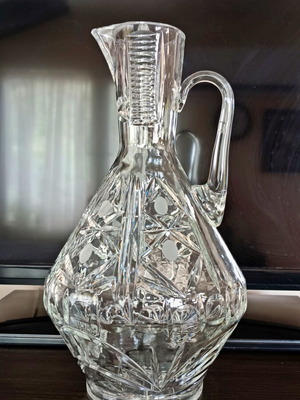 Vintage crystal water or wine decanter like new, heavy crystal