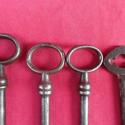 Old keys used, set of eight