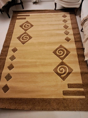 Large winter rug like new, 100% polyester, made in Turkey